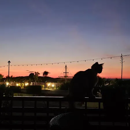 Privatunterkunft Soulnest Light Bedroom And Shared Bathroom Qbajjar