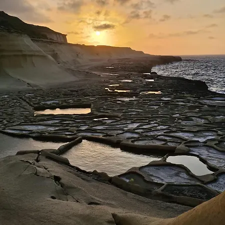 Soulnest Light Bedroom And Shared Bathroom * Qbajjar