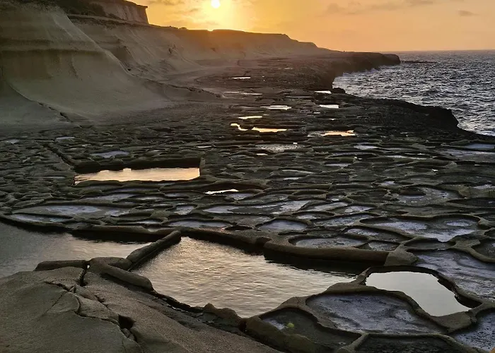 Soulnest Light Bedroom And Shared Bathroom * Qbajjar