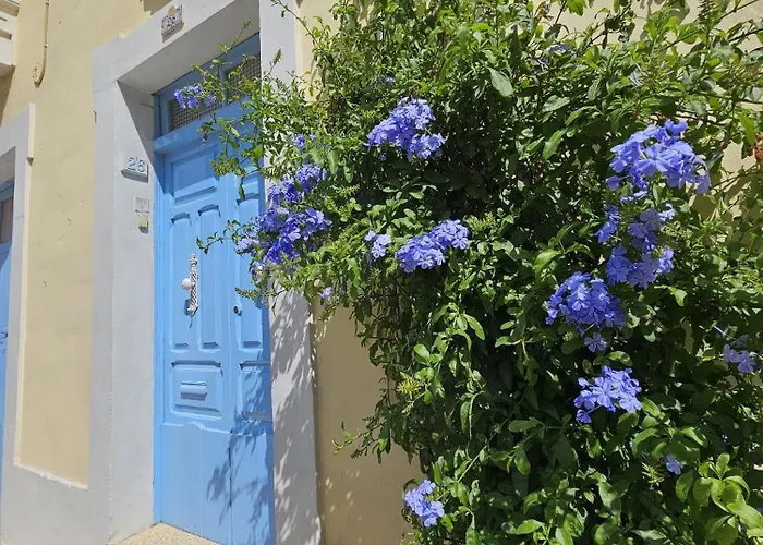 Δωμάτια σε οικογενειακή κατοικία Soulnest Light Bedroom And Shared Bathroom Qbajjar